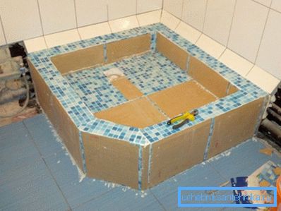 Lägger dekorativa mosaik.