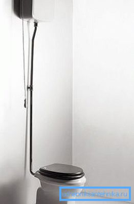 Toalett med hög cistern
