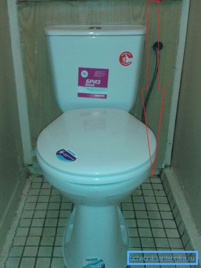 Toaletter upp till 70 cm (låga) installeras i badrum med sanitetsskåp