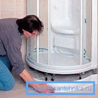 Montering av en dekorativ panel