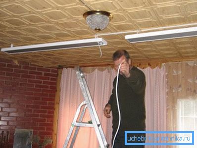 Installation av enheten liknar anslutningen av en vanlig lampa.