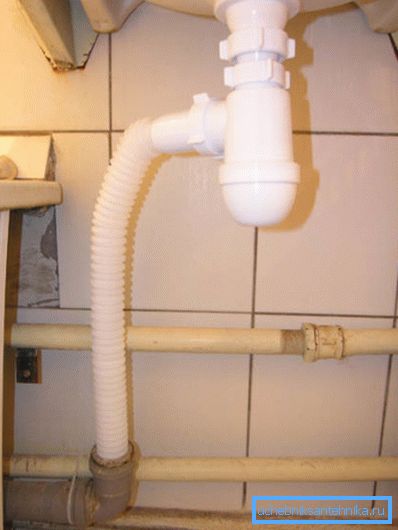 Installera en enkel sifonmodell i en vanlig diskbänk Installera en enkel sifonmodell i en vanlig diskbänk