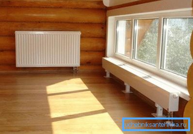Installation av värmeväxlare i ett privat hus är gjord under fönstren och nära de kalla väggarna. Installation av värmeväxlare i ett privat hus är gjord under fönstren och nära de kalla väggarna.