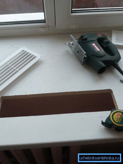 Att installera gallret i fönsterbrädan är en enkel uppgift