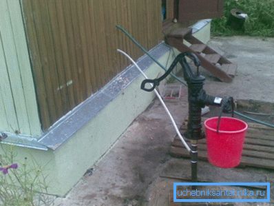 Att installera en handpump i samband med en pump kommer att underlätta flödet av vatten och hjälpa till vid nödsituationer när strömmen är avskuren. Att installera en handpump i samband med en pump kommer att underlätta flödet av vatten och hjälpa till vid nödsituationer när strömmen är avskuren.