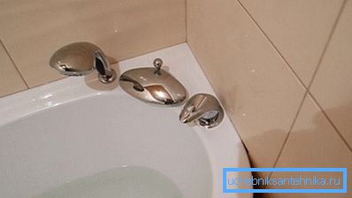 Installera en vinkelblandare för vatten ombord på ett bad Installera en vinkelblandare för vatten ombord på ett bad