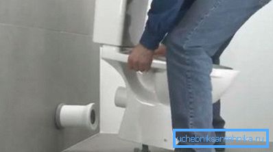 Installera toaletten på den förberedda platsen Installera toaletten på den förberedda platsen