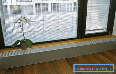 Installation i rum med stora fönster och entrédörrar