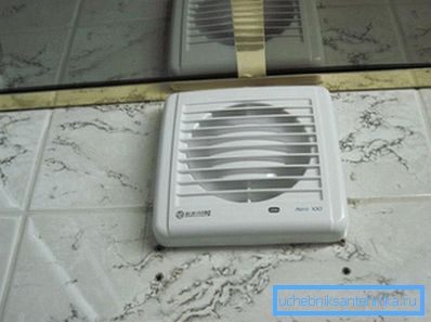 Installerad huva i badrummet gör det möjligt att accelerera ventilationen och avlägsna överskott av fukt Installerad huva i badrummet gör det möjligt att accelerera ventilationen och avlägsna överskott av fukt