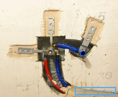 Installerade rörutlopp under en konventionell mixer