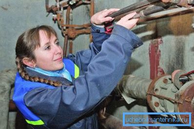 Reparation av stålrörsbrott kräver mycket arbete. Reparation av stålrörsbrott kräver mycket arbete.