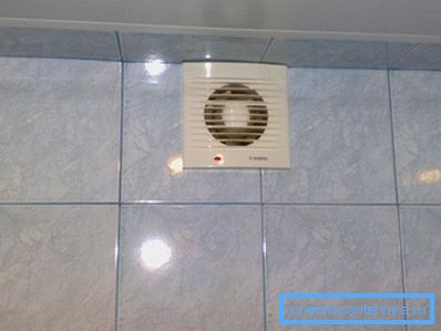 I en stadslägenhet är det tillräckligt att installera avluftsfläktar i ventilationskanalerna. I en stadslägenhet är det tillräckligt att installera avluftsfläktar i ventilationskanalerna.