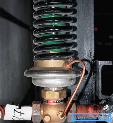 En tryckregulator installeras i källaren. En tryckregulator installeras i källaren.