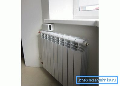 Ventkanal under en fönsterbrädan