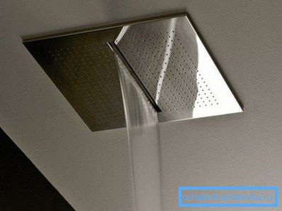 Overheaddusch installerad i taket i badrummet