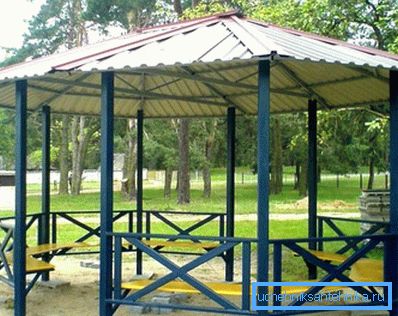 Vikten av profilröret 80x80x3 gör att du kan skapa tillförlitliga gazebos, som vid behov kan flyttas från plats till plats