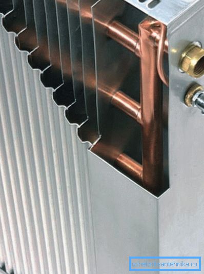 Man ser att rören är metall och aluminiumplattor