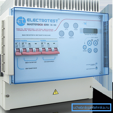 Utseende Masterbox ERR. Det är nyfiken att dess elektronik kräver inte bara passiv (radiator från ovan), men också aktiv (fläkt till vänster) kylning. Utseende Masterbox ERR. Det är nyfiken att dess elektronik kräver inte bara passiv (radiator från ovan), men också aktiv (fläkt till vänster) kylning.