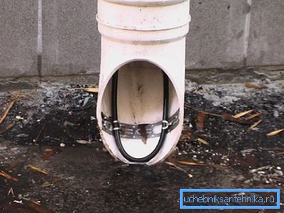 Utseendet på röret med kabeln installerad för uppvärmning och förhindrande av isbrytning, även om experter föredrar att göra en extrem lyft lite högre för att dölja detta element Utseendet på röret med kabeln installerad för uppvärmning och förhindrande av isbrytning, även om experter föredrar att göra en extrem lyft lite högre för att dölja detta element