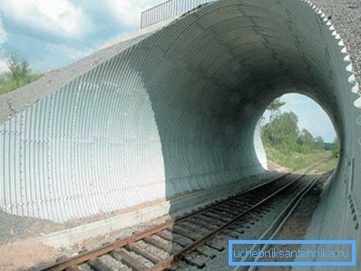 Culvert-röret som en järnvägstunnel
