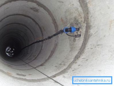 Vattenbrunn från armerade betongringar. Vattenbrunn från armerade betongringar.
