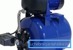 Vattenpump med hydraulisk ackumulator, konstruerad för brunnar av denna typ