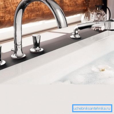 Så här monteras tvåventilblandaren på kanten av badet med dusch.