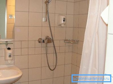 Väggmonterad badrum dusch