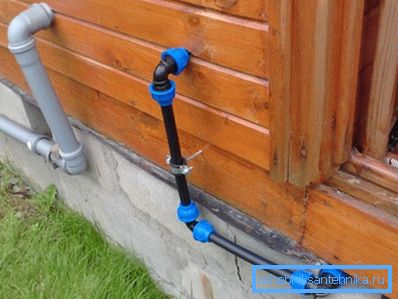 Ange vattenförsörjningen och avloppsvattnet i huset. Ange vattenförsörjningen och avloppsvattnet i huset.