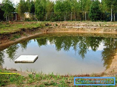 Med platsen för naturliga vattenkroppar på platsen kommer grundvattennivån att vara hög