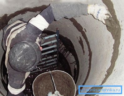 Försegla lederna mellan ringarna med cementmortel.