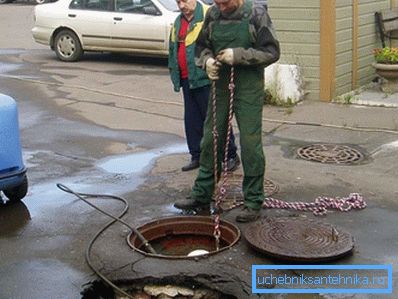 Den smala nacken gör det svårt att rengöra brunnen.