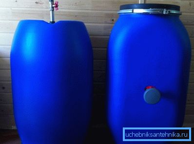 Fabriks plastfat 100 liter med en kran på sidan - en bra lösning för en hemlagad dusch